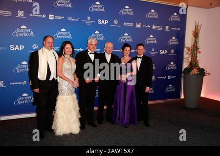 Dirk Hilbert mit Ehefrau Su Yeon Hilbert, Armin Mueller-Stahl, Hans-Joachim Frey, Michael Kretschmer mit Freundin Annett Hofmann beim 15. SemperOpern Stockfoto