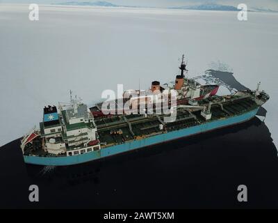 Das von Military Sealift Command gecharterte Schiff MT Maersk Peary führt und auf See Treibstoff mit dem Eisbrecher Polar Star der United States Coast Guard auf die Mc Murdo-Station Antarktis. Peary entlastet derzeit fast acht Millionen Liter Diesel und Düsentreibstoff. Die Operation ist Teil der jährlichen Versorgungsmission von MSC zur Unterstützung Der Operation Deep Freeze, der Joint Task Force Support for Antarktis-Mission zur Rückversorgung des abgelegenen wissenschaftlichen Außenpostens. Stockfoto