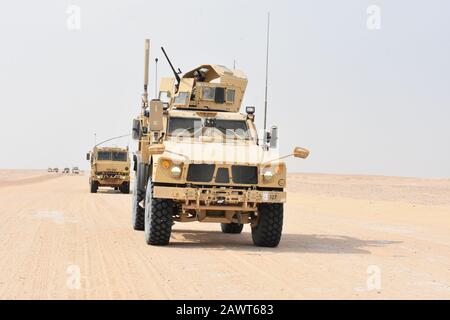 Das 129th Combat Sustainment Support Battalion, 77. Sustainment Brigade, führt die Konvoi-Operation in Camp Buehring, Kuwait, 21. Oktober 2019 durch. Der Hauptzweck des Trainingsbetriebs ist die Sicherstellung der Einsatzbereitschaft von im Theater- und im Kampfflugeinsatz befindlichen Konvois. (USA Armee-Reserve-Foto von Sgt. Klasse David Clemenko und Spc. Anthony Steglik) Stockfoto