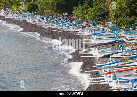 Traditionelle Jukungs (Ausleger Angeln/Segelkanus) auf Ameds "Japanischen Wrack" Strand in Ost-Bali. Stockfoto