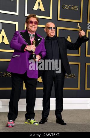 Elton John und Bernie Taupin mit ihrem Besten Originalsong-Oscar für den Pressebereich bei der 92. Oscarverleihung im Dolby Theatre in Hollywood, Los Angeles, USA. Stockfoto