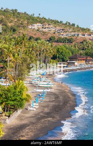 Traditionelle Jukungs (ausuferndes Angeln/Segelkanus) am Amed Beach in Ostbali. Stockfoto