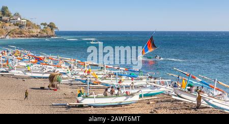 Traditionelle Jukungs (ausuferndes Angeln/Segelkanus) am Amed Beach in Ostbali. Stockfoto