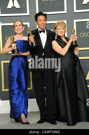 Los Angeles, Kalifornien. Februar 2020. Anne Morgan, Kazu Hiro, Vivian Baker, Kazuhiro Tsuji im Presseraum der 92. Oscarverleihung - Presseraum, Dolby Theatre in Hollywood and Highland Center, Los Angeles, CA 9. Februar 2020. Credit: Elizabeth Goodenough/Everett Collection/Alamy Live News Stockfoto