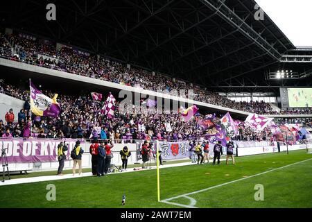 Kameoka, Kyoto, Japan. Februar 2020. Kyoto Sanga F.C. Fans, 9. Februar 2020 - Fußball/Fußball: 2020 J.League Preseason Match zwischen Kyoto Sanga F.C. 2-3 Cerezo Osaka im Sanga Stadium von KYOCERA in Kameoka, Kyoto, Japan. Credit: SportsPressJP/AFLO/Alamy Live News Stockfoto