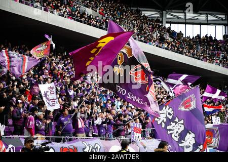 Kameoka, Kyoto, Japan. Februar 2020. Kyoto Sanga F.C. Fans, 9. Februar 2020 - Fußball/Fußball: 2020 J.League Preseason Match zwischen Kyoto Sanga F.C. 2-3 Cerezo Osaka im Sanga Stadium von KYOCERA in Kameoka, Kyoto, Japan. Credit: SportsPressJP/AFLO/Alamy Live News Stockfoto