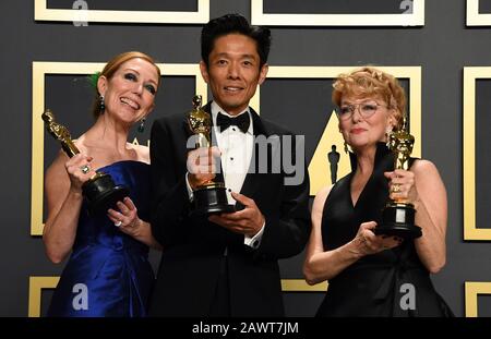 Kazu Hiro, Anne Morgan und Vivian Baker mit ihrem Besten Makeup-Oscar im Presseraum bei der 92. Oscarverleihung im Dolby Theatre in Hollywood, Los Angeles, USA. Stockfoto