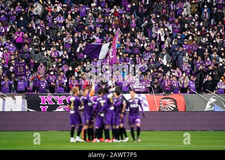 Kameoka, Kyoto, Japan. Februar 2020. Fans des Kyoto Sanga F.C., 9. Februar 2020 - Fußball/Fußball: 2020 J.League Preseason Match zwischen Kyoto Sanga F.C. 2-3 Cerezo Osaka im Sanga Stadium von KYOCERA in Kameoka, Kyoto, Japan. Credit: SportsPressJP/AFLO/Alamy Live News Stockfoto