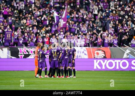 Kameoka, Kyoto, Japan. Februar 2020. Teamgruppe Kyoto Sanga F.C., 9. Februar 2020 - Fußball/Fußball: 2020 J.League Preseason Match zwischen Kyoto Sanga F.C. 2-3 Cerezo Osaka im Sanga Stadium von KYOCERA in Kameoka, Kyoto, Japan. Credit: SportsPressJP/AFLO/Alamy Live News Stockfoto