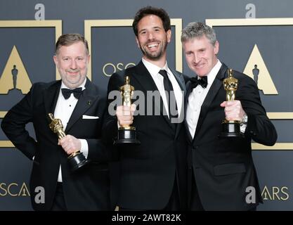 Los Angeles, Vereinigte Staaten. Februar 2020. (L-R) Dominic Tuohy, Guillaume Rocheron und Greg Butler, Gewinner Der Besten visuellen Effekte für "1917", erscheinen mit ihrem Oscar im Rahmen der 92. Jährlichen Oscarverleihung im Loews Hollywood Hotel in der Hollywood-Sektion von Los Angeles am Sonntag, 9. Februar 2020, auf der Bühne. Foto von John Angelillo/UPI Credit: UPI/Alamy Live News Stockfoto