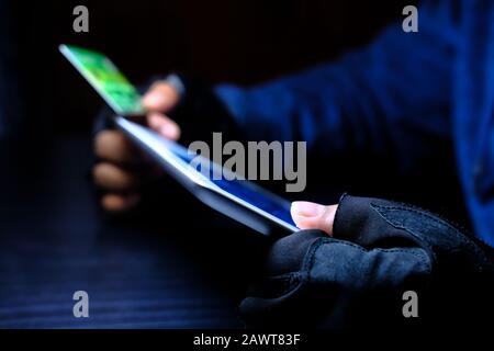 Hacker stehlen nachts Daten aus dem Internet Stockfoto