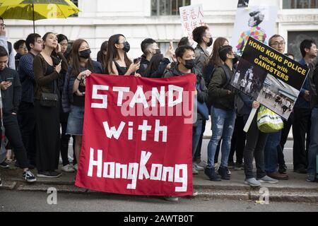 London, Großbritannien. Juli 2019. Die Menschen protestieren außerhalb der chinesischen Botschaft in London gegen die gewaltsame Niederschlagung von Protesten in Hongkong. Credit: Jayne Russell/ZUMA Wire/Alamy Live News Stockfoto