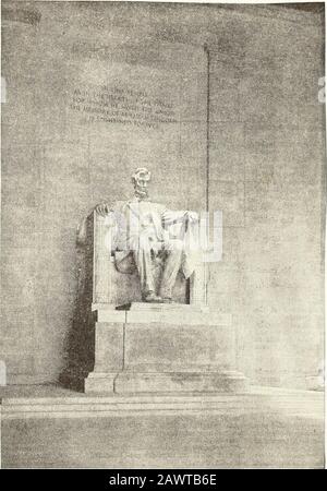 Statuen des Abraham Lincoln Memorial . /UL^im^U&gt; ^* LP***^- i - -Photo by f VO.£,/ 2--/^ p-/. Acme. ! •, .The.gre*fc Emanzipator, Abraham Lincoln, dessen Geburtsjahr heute ist, blickt in der Gedenkstätte Lincoln, Washington, D. C* von seinem Thron herunter. Foto von US Signal Corps THE YOUTHS COMPANION:t and comme Stockfoto