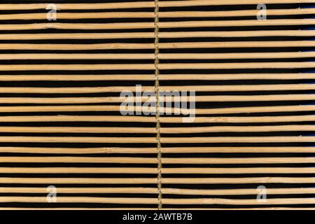 Nahaufnahme von orientalischen Holzjalousie-Jalousien über einem Fenster (Textur/Hintergrund/Muster) Stockfoto