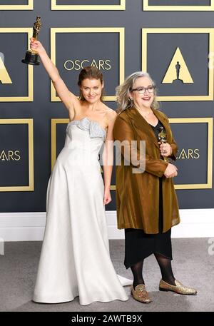 Hollywood, USA. Februar 2020. Hollywood, CA - 9. FEBRUAR: Carol Dysinger, Elena Andreicheva posieren im Presseraum während der 92. Jährlichen Oscarverleihung im Loews Hollywood Hotel am 9. Februar 2020 in Hollywood, Kalifornien. Foto: Christopher Victorio/imageSPACE Credit: Imagespace/Alamy Live News Stockfoto