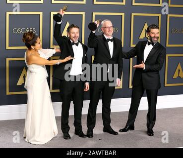 Hollywood, USA. Februar 2020. Hollywood, CA - 9. FEBRUAR: Selma Hayek, Oscar Isaac, Mark Taylor, Stuart Wilson posieren im Presseraum während der 92. Jährlichen Oscarverleihung im Loews Hollywood Hotel am 9. Februar 2020 in Hollywood, Kalifornien. Foto: Christopher Victorio/imageSPACE Credit: Imagespace/Alamy Live News Stockfoto