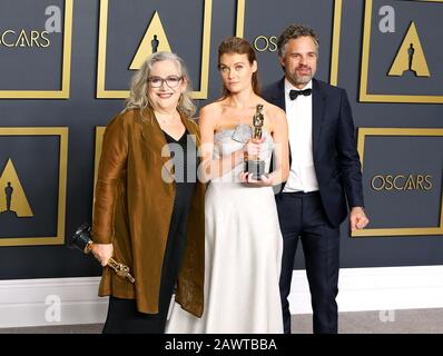 Hollywood, USA. Februar 2020. Hollywood, CA - 9. FEBRUAR: Carol Dysinger, Elena Andreicheva posieren im Presseraum während der 92. Jährlichen Oscarverleihung im Loews Hollywood Hotel am 9. Februar 2020 in Hollywood, Kalifornien. Foto: Christopher Victorio/imageSPACE Credit: Imagespace/Alamy Live News Stockfoto