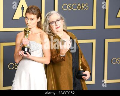 Hollywood, CA - 9. FEBRUAR: Carol Dysinger, Elena Andreicheva posieren im Presseraum während der 92. Jährlichen Oscarverleihung im Loews Hollywood Hotel am 9. Februar 2020 in Hollywood, Kalifornien. Foto: Christopher Victorio/imageSPACE/MediaPunch Stockfoto