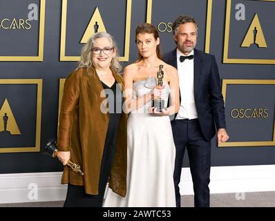 Hollywood, CA - 9. FEBRUAR: Carol Dysinger, Elena Andreicheva posieren im Presseraum während der 92. Jährlichen Oscarverleihung im Loews Hollywood Hotel am 9. Februar 2020 in Hollywood, Kalifornien. Foto: Christopher Victorio/imageSPACE/MediaPunch Stockfoto