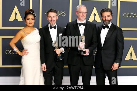 Hollywood, CA - 9. FEBRUAR: Selma Hayek, Oscar Isaac, Mark Taylor, Stuart Wilson posieren im Presseraum während der 92. Jährlichen Oscarverleihung im Loews Hollywood Hotel am 9. Februar 2020 in Hollywood, Kalifornien. Foto: Christopher Victorio/imageSPACE/MediaPunch Stockfoto