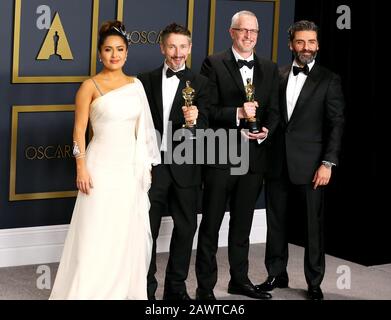 Hollywood, CA - 9. FEBRUAR: Selma Hayek, Oscar Isaac, Mark Taylor, Stuart Wilson posieren im Presseraum während der 92. Jährlichen Oscarverleihung im Loews Hollywood Hotel am 9. Februar 2020 in Hollywood, Kalifornien. Foto: Christopher Victorio/imageSPACE/MediaPunch Stockfoto