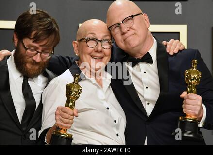 Jeff Reichert, Julia Reichert und Steven Bognar posieren im Presseraum mit dem Oscar für Den Besten Dokumentarfilm für "American Factory" im Presseraum bei der 92. Oscarverleihung im Dolby Theatre in Hollywood, Los Angeles, USA. Stockfoto