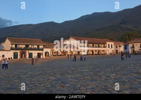 Letztes Licht auf dem Plaza Mayor in der kolonialen Villa de Leyva, Boyaca, Kolumbien Stockfoto