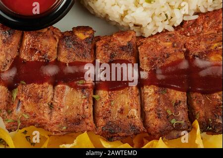 Große Scheibe bbq-Rippen mit Reis und Tomatenketchup Nahansicht Stockfoto