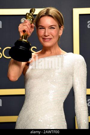 Renee Zellweger mit ihrem Besten Schauspielerin Oscar im Presseraum bei der 92. Oscarverleihung im Dolby Theatre in Hollywood, Los Angeles, USA. Stockfoto