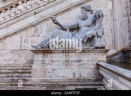 Statue außerhalb des Kapitolinischen Museums und des Palazzo Senatorio, Rom Italien. Gott des Nils. Piazza del Campidoglio. Stockfoto