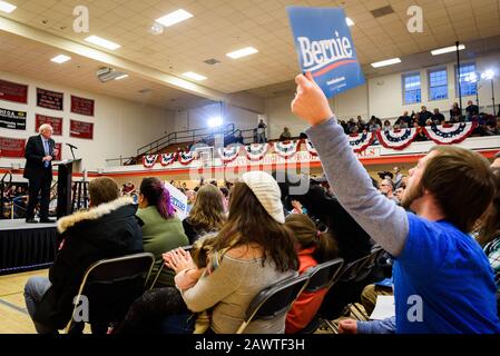 Publikumsmitglieder bei Bernie Sanders Campaign Rally, Claremont, NH, 2020 New Hampshire Primary. Stockfoto