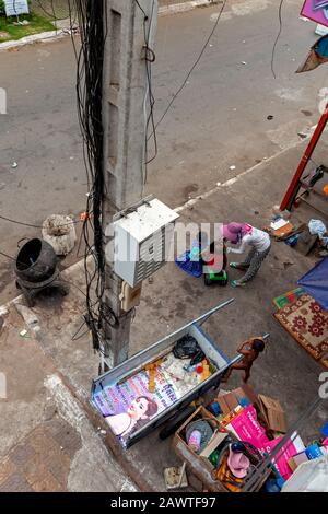 Ein armes obdachloses kambodisches Mädchen und eine verarmte Frau, die als Geiger arbeiten, pflücken Flöhe aus den Haaren eines jungen Mädchens in Kampong Cham, Kambodscha. Stockfoto