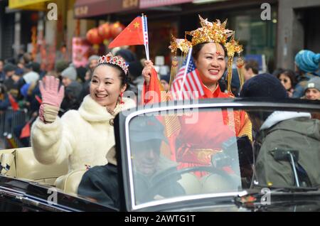 New York, Vereinigte Staaten. Februar 2020. Die Teilnehmer, die sich mit traditionellen chinesischen Kostümen kleiden, sahen, wie sie während der chinesischen Neujahrsparade in Chinatown alte Oldtimer fuhren. Chinesische Gemeinden auf der ganzen Welt feierten das chinesische Neujahr 2020, das Jahr der Ratte. Kredit: Pacific Press Agency/Alamy Live News Stockfoto