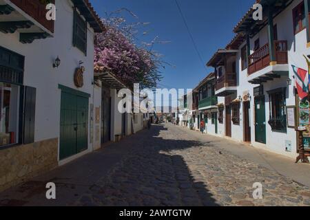 Gepflasterte Straßen in der bezaubernden kolonialen Villa de Leyva, Boyaca, Kolumbien Stockfoto