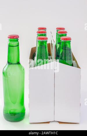 Ein Sechserpack grüner Bierflaschen, isoliert auf weißem Hintergrund Stockfoto
