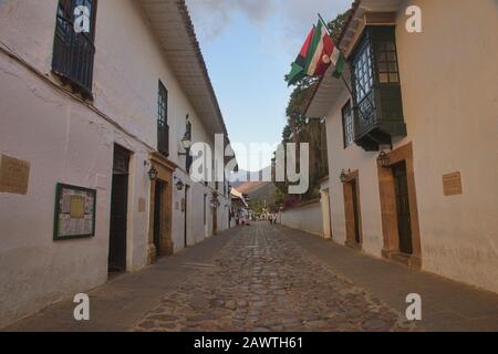 Gepflasterte Straßen in der bezaubernden kolonialen Villa de Leyva, Boyaca, Kolumbien Stockfoto