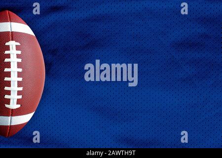 Dunkelblaues American Football Trikot mit einer Struktur und einem Fußball in horizontaler Ansicht Stockfoto