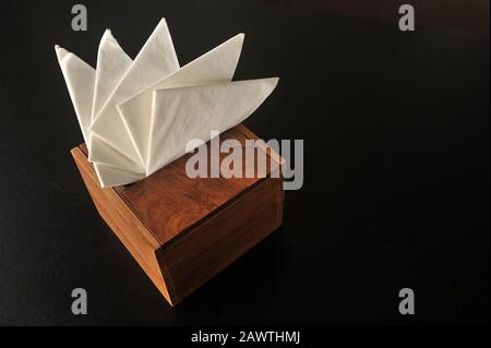 Gewebekasten aus Holz auf schwarzem Grund. Stockfoto