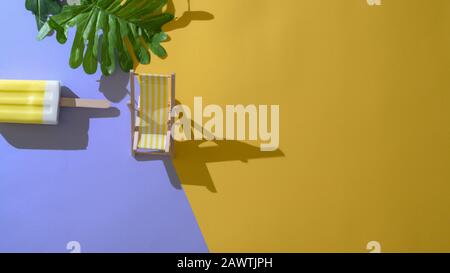 Draufsicht auf farbenfrohen Popsicle mit Blatt, Schatten und Dekorationen von Minimal Summer Concept auf flachem, violettem und gelbem Hintergrund Stockfoto