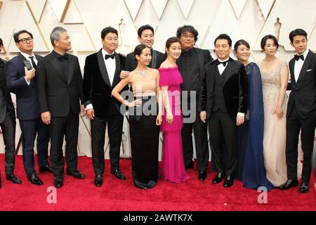 Los Angeles, Kalifornien, USA. Februar 2020. Cast of Parasite, ha-jun Lee, Yang-kwon Moon, Kang-ho Song, Yeo-jeong Jo, Sun-kyun Lee und Bong Joon Ho, Kwak Sin-ae, Han Jin-won, Lee Sun-kyun, Cho Yeo-jeong, Choi Woo-shik, Park So-Dam. 92. Annual Academy Awards der Academy of Motion Picture Arts and Sciences im Hollywood & Highland Center. Foto Credit: AdMedia/MediaPunch Credit: MediaPunch Inc/Alamy Live News Stockfoto