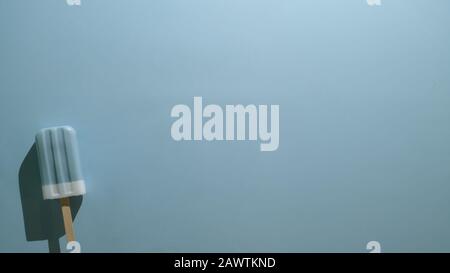 Draufsicht über den blauen Himbeeraroma Popsicle und den Kopierbereich, im Sommer minimales Konzept auf hellblauem Hintergrund Stockfoto