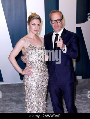 Beverly Hills, USA. Februar 2020. Beverly HILLS, KALIFORNIEN - 9. FEBRUAR: Bob Odenkirk, Rhea Seehorn besucht die Vanity Fair Oscar Party 2020 im Wallis Annenberg Center for the Performing Arts am 9. Februar 2020 in Beverly Hills, Kalifornien. Foto: Crash/imageSPACE Credit: Imagespace/Alamy Live News Stockfoto