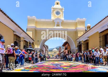 Antigua, Guatemala - 14. April 2019: Herstellung von gefärbtem Sägemehl Palme Sonntag Prozession Teppich unter Arco de Santa Catalina in der UNESCO-Welterbestätte. Stockfoto