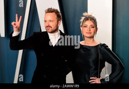 Aaron Paul und Lauren Parsekian besuchen die Oscar-Party der Vanity Fair im Wallis Annenberg Center for the Performing Arts in Beverly Hills, Los Angeles, Kalifornien, USA. Stockfoto