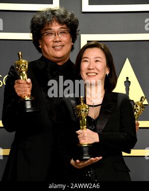 Bong Joon-ho und Kwak Sin-ae mit ihren Oscars für Das Beste Originaldrehbuch, den Internationalen Spielfilm, Die Beste Regie und Das Beste Bild für Parasiten im Presseraum bei der 92. Oscarverleihung im Dolby Theatre in Hollywood, Los Angeles, USA. Stockfoto