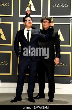 Han Jin-won und Bong Joon-ho mit ihren Oscars für Das Beste Originaldrehbuch, den Internationalen Spielfilm, Die Beste Regie und Das Beste Bild für Parasiten im Presseraum bei der 92. Oscarverleihung im Dolby Theatre in Hollywood, Los Angeles, USA. Stockfoto