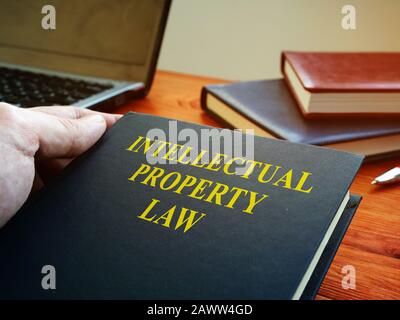 Rechtsanwalt hält Buch über das Recht auf geistiges Eigentum. Stockfoto