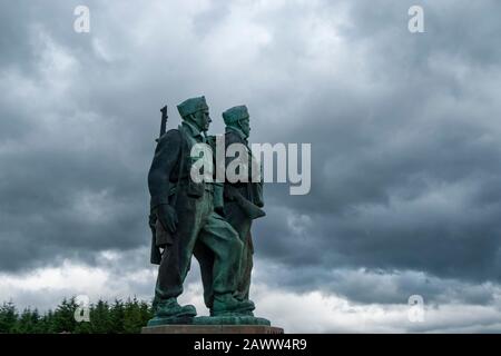 Sturmwolken sind hinter dem Commando Memorial zu sehen, einem Bronze-Sculptuer in Lochaber, Scottish Highlands Scotland, Großbritannien. Stockfoto