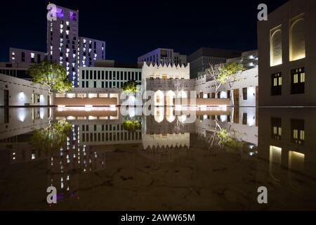 Reflexionen im Mohammed bin Jassim House des Msheireb Museum Complex in der Innenstadt von Doha, Katar. Stockfoto