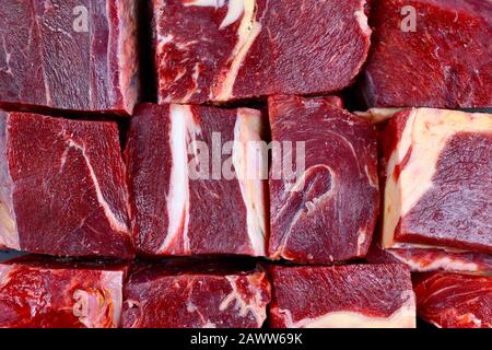 Große Brocken von bündig gestreutem rotem Fleisch, Draufsicht Stockfoto